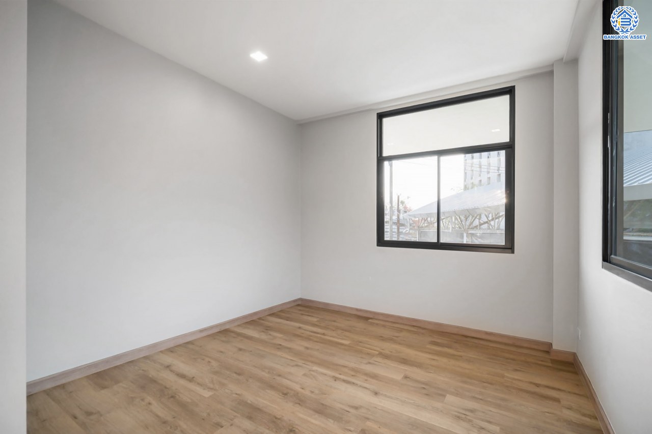 บ้านมือสองตกแต่งใหม่ ดีไซน์สวย โครงการ ลาดพร้าว130 ลาดพร้าว หลังใหญ่ถึง 154 ตร.ว. ฟังก์ชัน 4 ห้องนอน 5 ห้องน้ำ 1 ห้องแม่บ้าน จอดรถได้ 2 คัน พื้นที่ใช้สอยกว่า 589 ตร.ม. รองรับทุกกิจกรรม บนทำเลเชื่อมต่อหลายเส้นทาง อาทิ ถนนรัชดาภิเษก, ถนนเสรีไทย, ถนนรามคำแหง ใกล้จุดขึ้นทางด่วน "ฉลองรัช" ใกล้รถไฟฟ้าสายสีเหลือง "สถานีลาดพร้าว101" และรถไฟฟ้าสายสีส้ม "หัวหมาก"